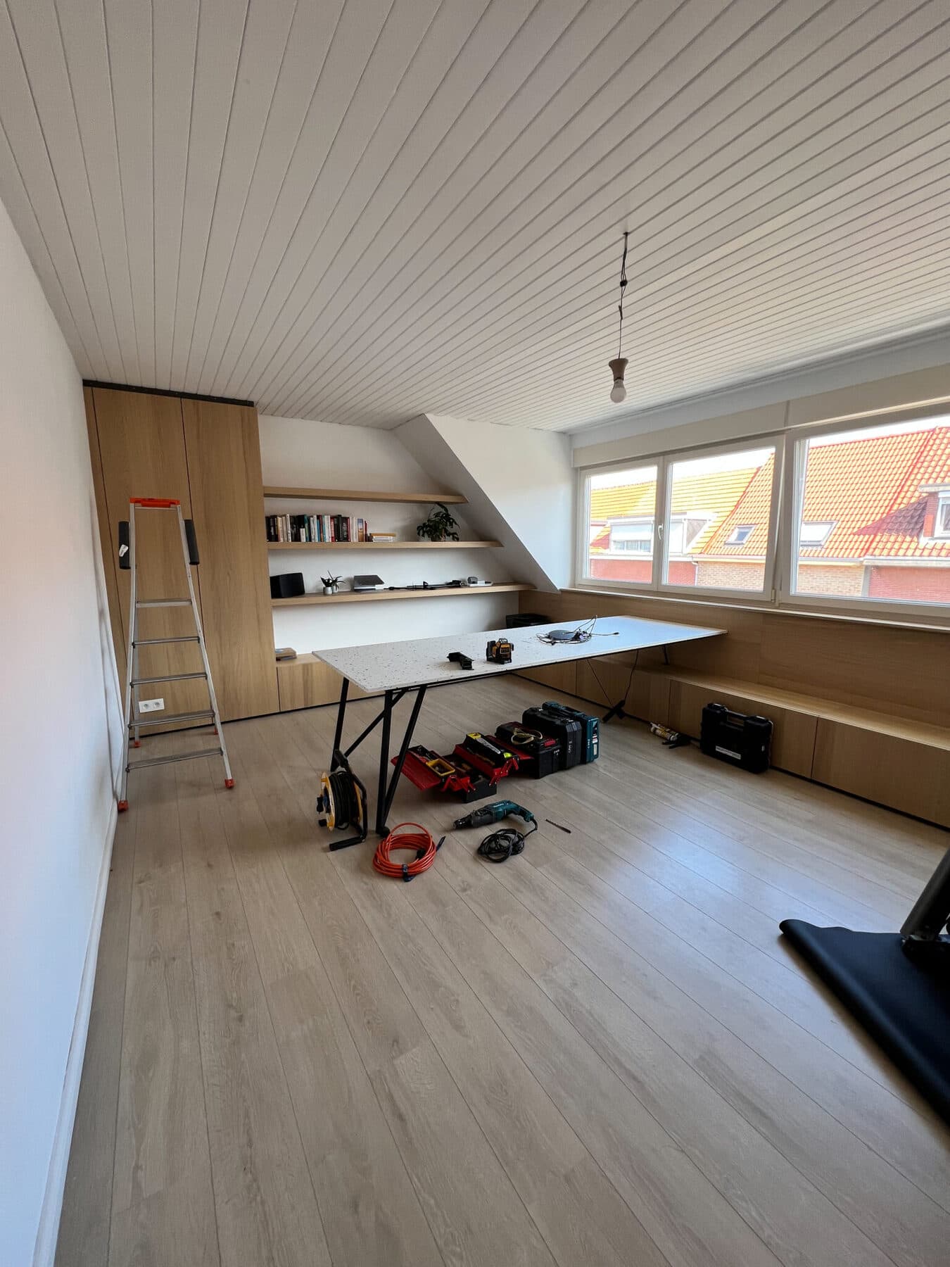 Renovering af et loft med træplancetter: male eller dække til?