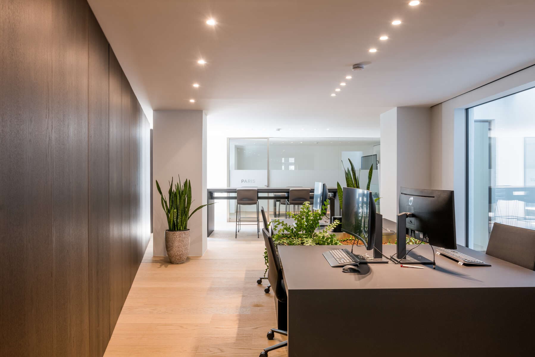 Akustisk strækloft i et åbent kontor