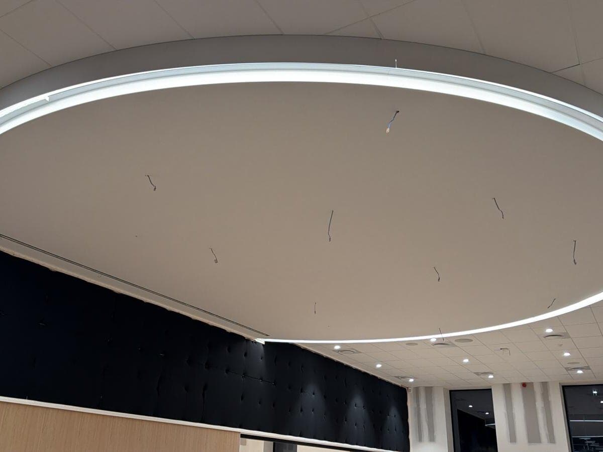 Svævende gesimsloft — installed and finished