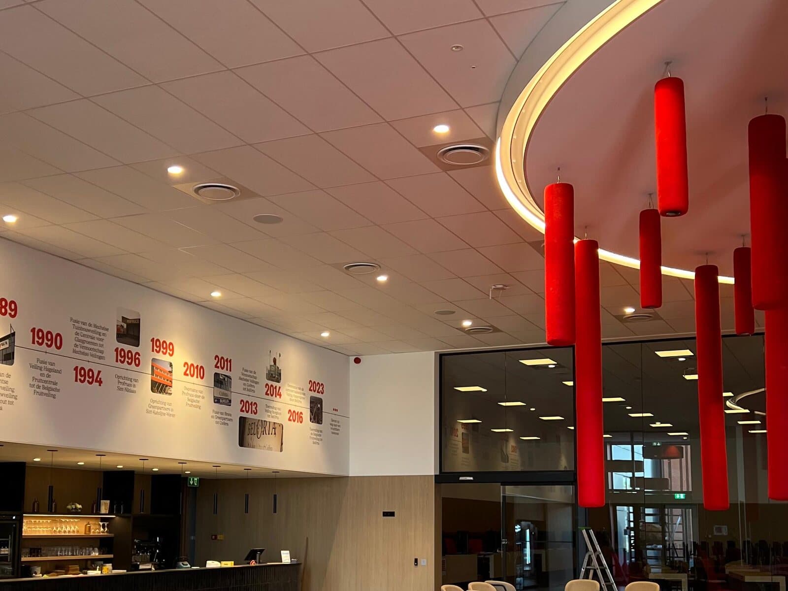 Svævende gesimsloft — the finished space